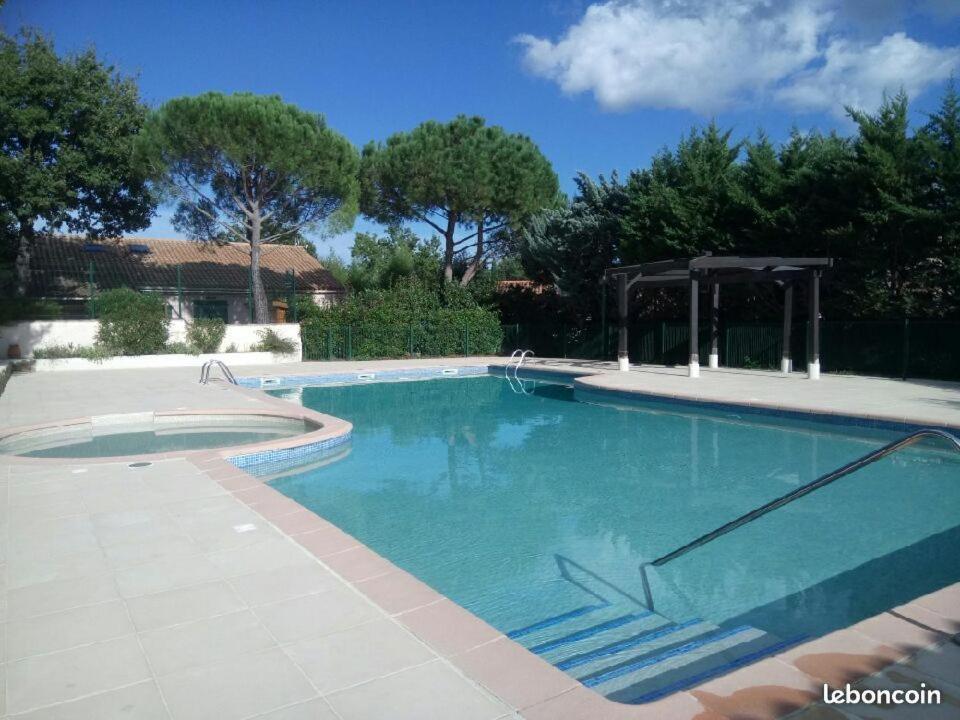 Sous le soleil de Provence Petite maison au calme et très bien équipée de 40m2 avec Wifi -jardin privé-la piscine est commune à la résidence et ouverte du 1er mai au 30 septembre de 09h à 21h,En juillet et aout reservation uniquement du samedi au sam Forcalqueiret Exterior foto